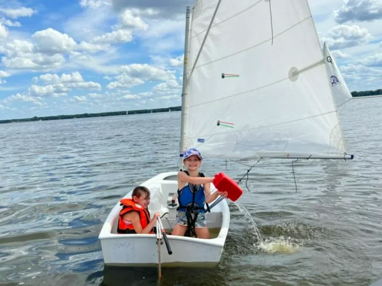 Dzieci na półkoloniach żeglarskich Lion Sailing nad Zegrzem