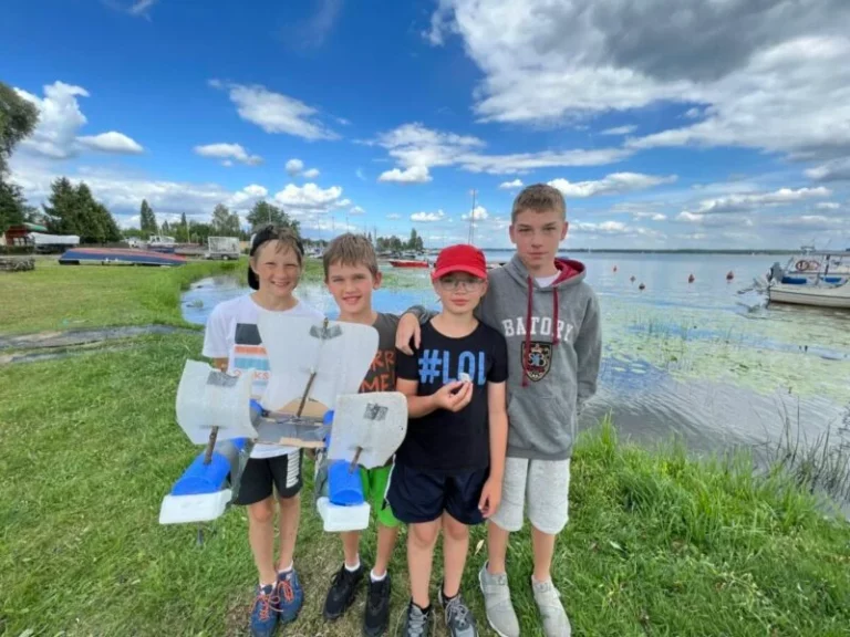 Dzieci na półkoloniach żeglarskich Lion Sailing nad Zegrzem