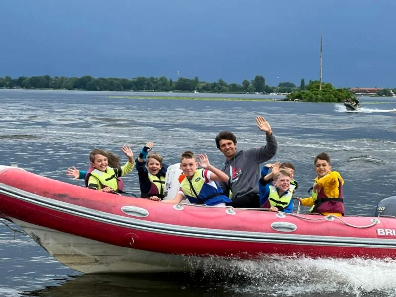 Dzieci płyną motorówką na półkoloniach żeglarskich Lion Sailing Warszawa