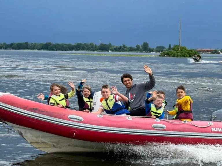 Dzieci na półkoloniach żeglarskich Lion Sailing nad Zegrzem