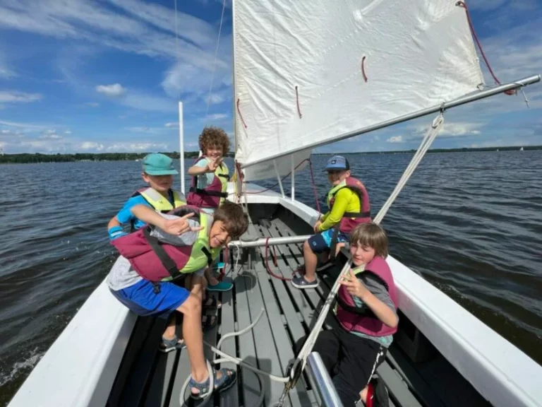 Dzieci na półkoloniach żeglarskich Lion Sailing Warszawa