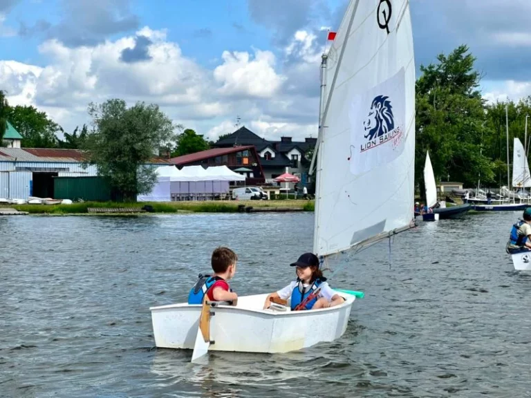 Dzieci żeglują na półkoloniach żeglarskich Lion Sailing koło Warszawy