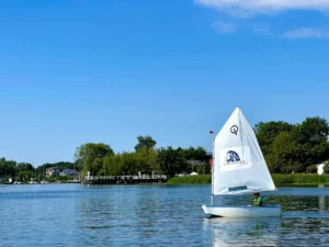 Dzieci na półkoloniach żeglarskich Lion Sailing nad Zegrzem