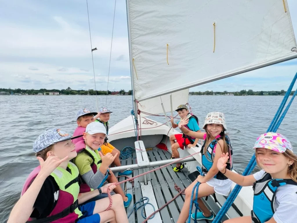Dzieci na półkoloniach żeglarskich Lion Sailing nad Zegrzem