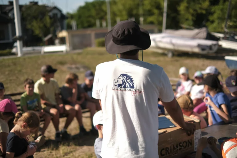 Dzieci na półkoloniach żeglarskich Lion Sailing nad Zegrzem
