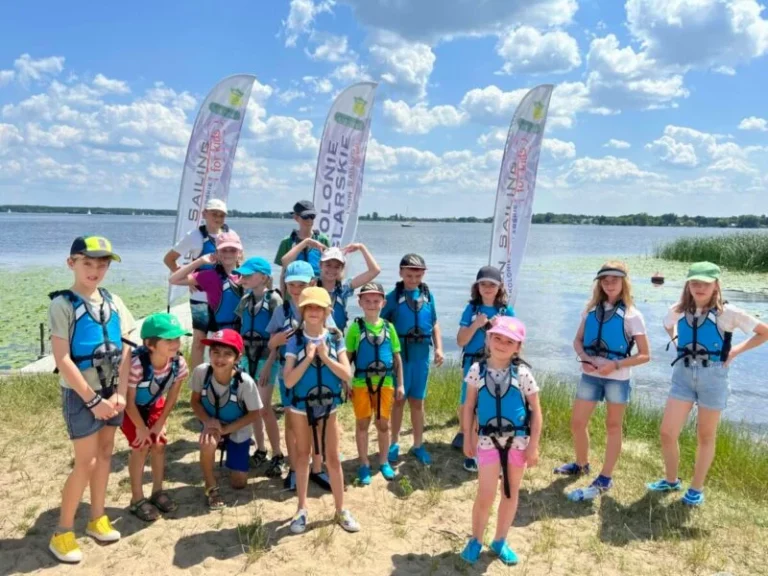 Dzieci na półkoloniach żeglarskich Lion Sailing nad Zalewem Zegrzyńskim