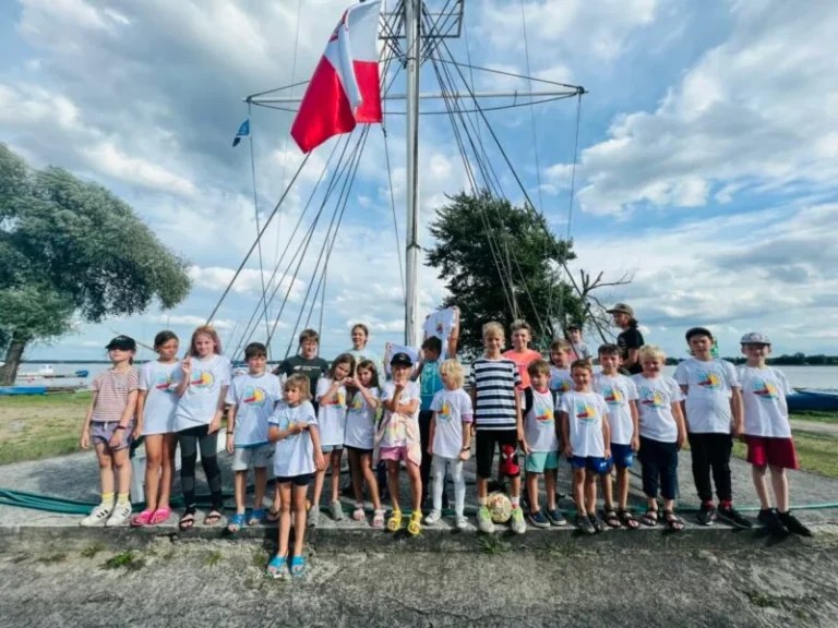 Dzieci na półkoloniach żeglarskich Lion Sailing nad Zalewem Zegrzyńskim