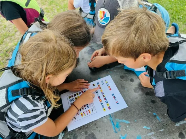 Dzieci na półkoloniach żeglarskich Lion Sailing nad Zalewem Zegrzyńskim