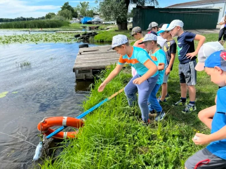 Dzieci na półkoloniach żeglarskich Lion Sailing nad Zalewem Zegrzyńskim