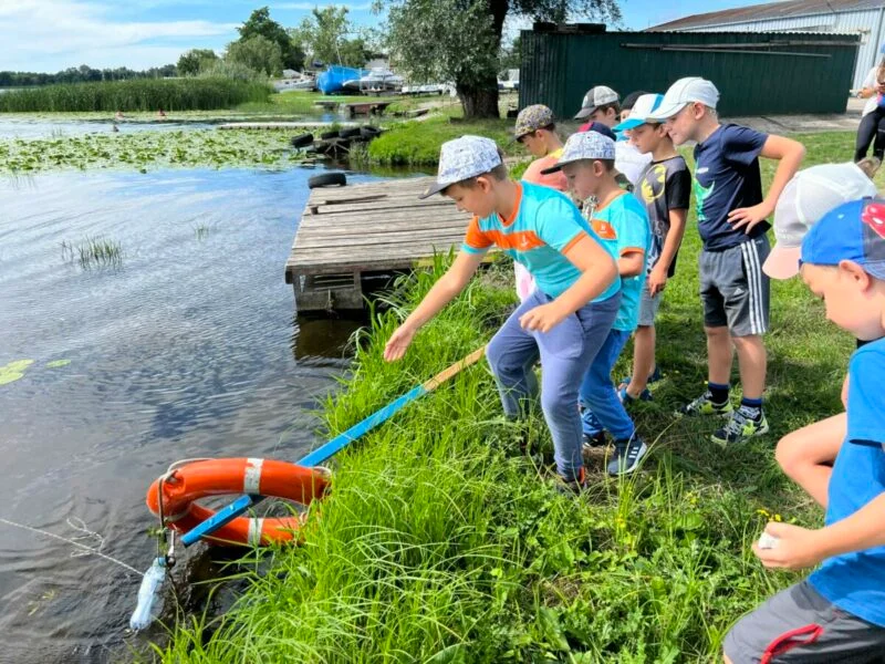 Dzieci bawią się na półkoloniach żeglarskich Lion Sailing nad Zalewem Zegrzyńskim