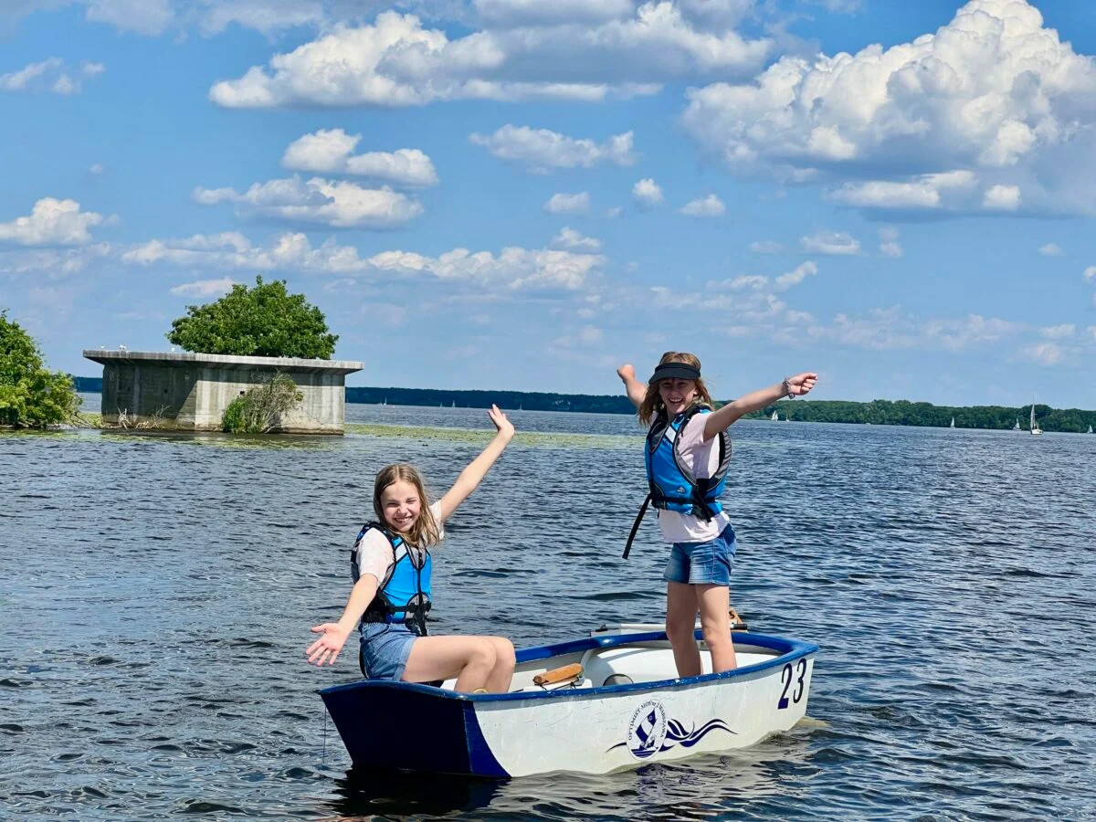 Dzieci na półkoloniach żeglarskich Lion Sailing nad Zegrzem