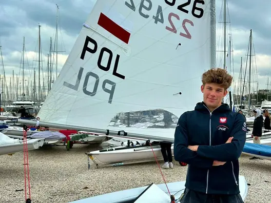 Zawodnik Lion Sailing na Mistrzostwach Europy Seniorów w Atenach