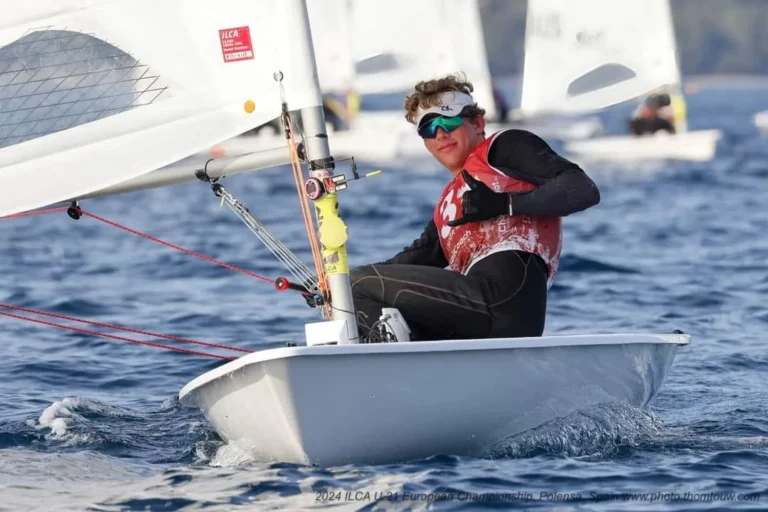 Zawodnik z Lion Sailing na regatach we Włoszech