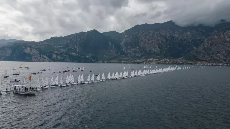 Zawodnicy z Lion Sailing na Regatach Easter Meeting nad Gardą we Włoszech