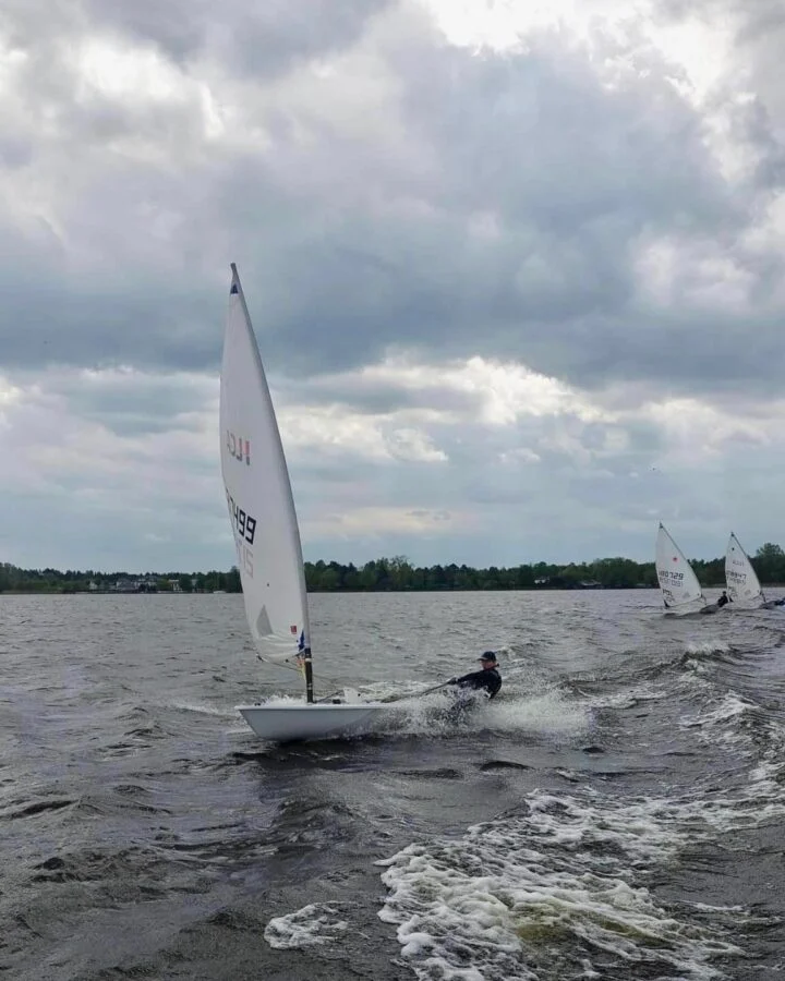 Zawodnik podczas treningu regatowego Lion Sailing na łódce ILCA