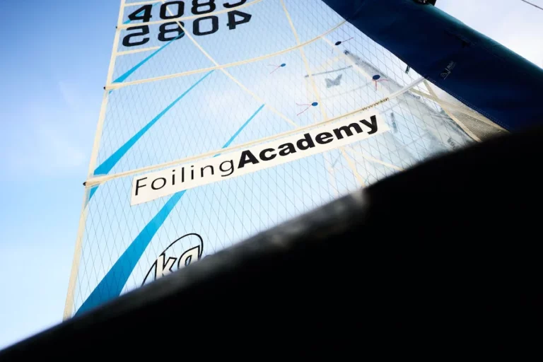 Foiling Academy - kurs żeglowania na ćmie