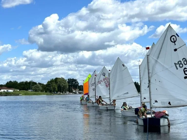 dzieci na półkoloniach żeglarskich Optimist nad Zegrzem