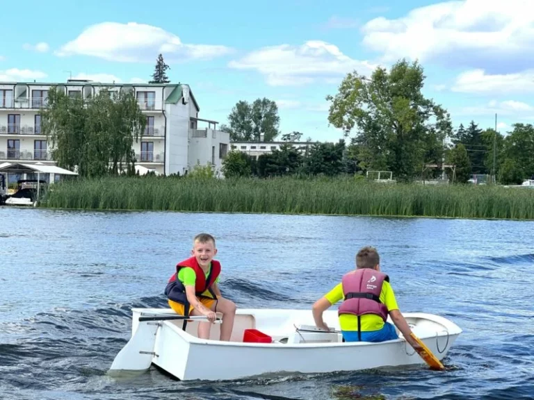 dzieci na półkoloniach żeglarskich Optimist nad Zegrzem