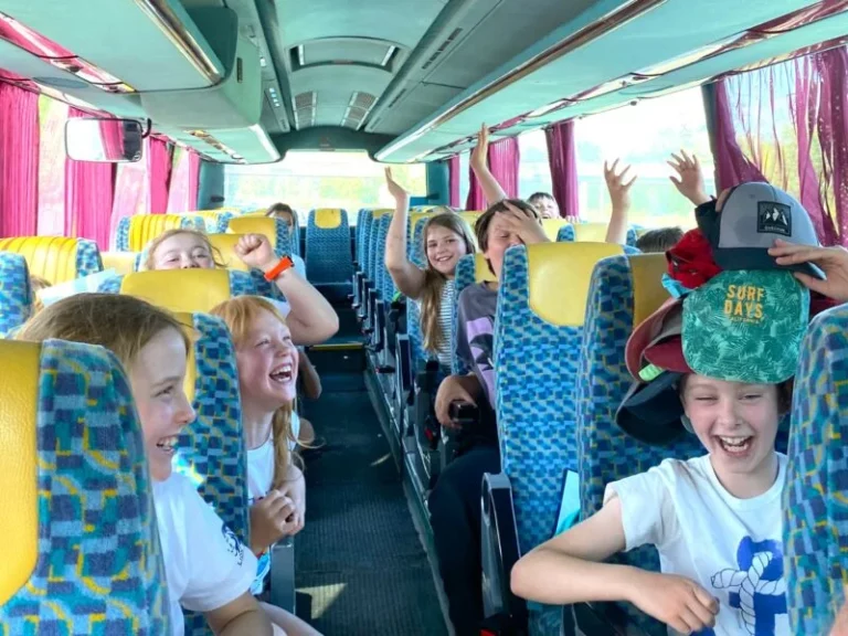 dzieci w autokarze na półkolonie żeglarskie Optimist nad Zegrzem, półkolonie z dojazdem w Warszawy