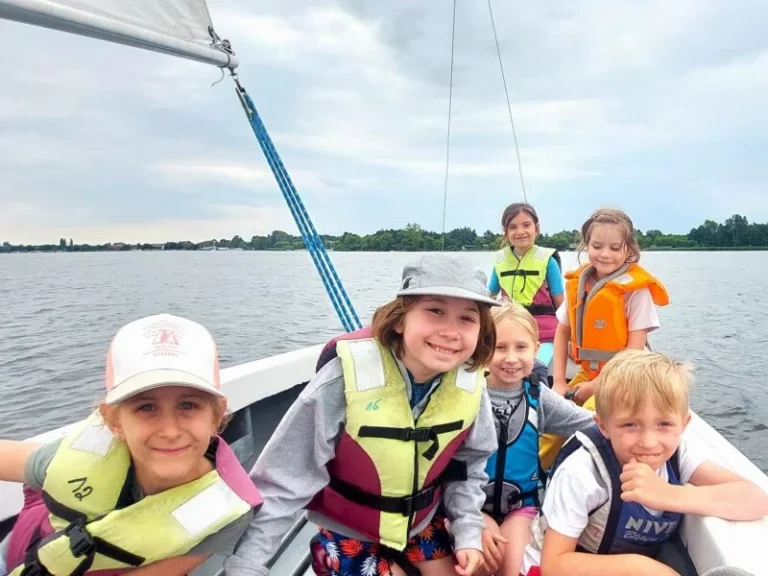 dzieci na półkoloniach żeglarskich Optimist nad Zegrzem