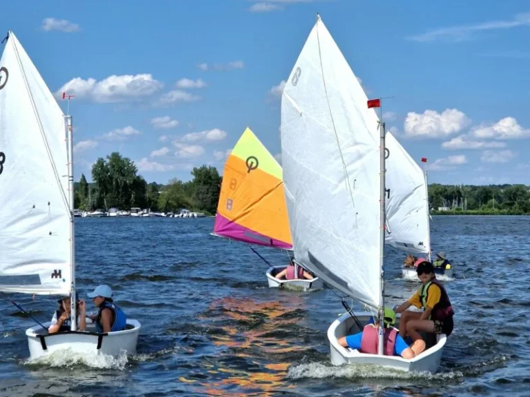 dzieci na półkoloniach żeglarskich Optimist nad Zegrzem