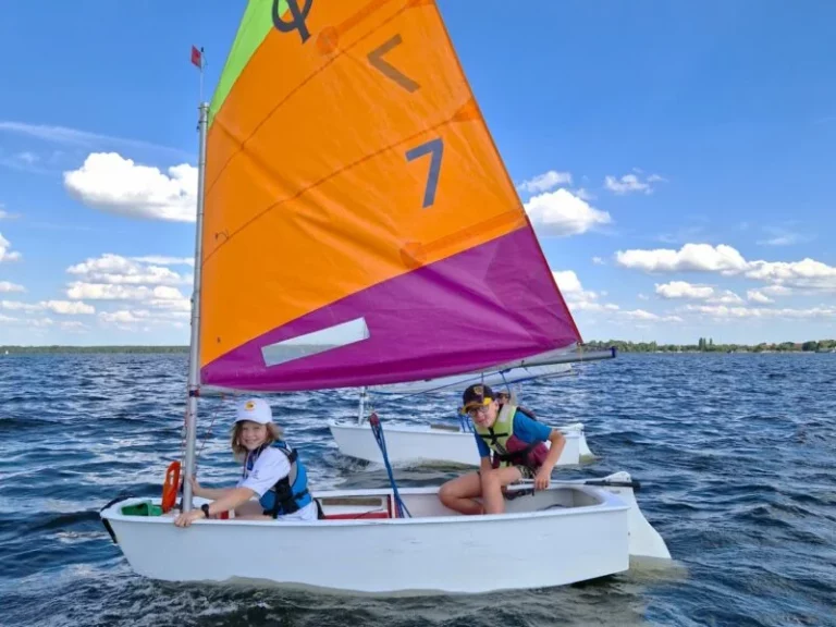 dzieci na półkoloniach żeglarskich Optimist nad Zegrzem