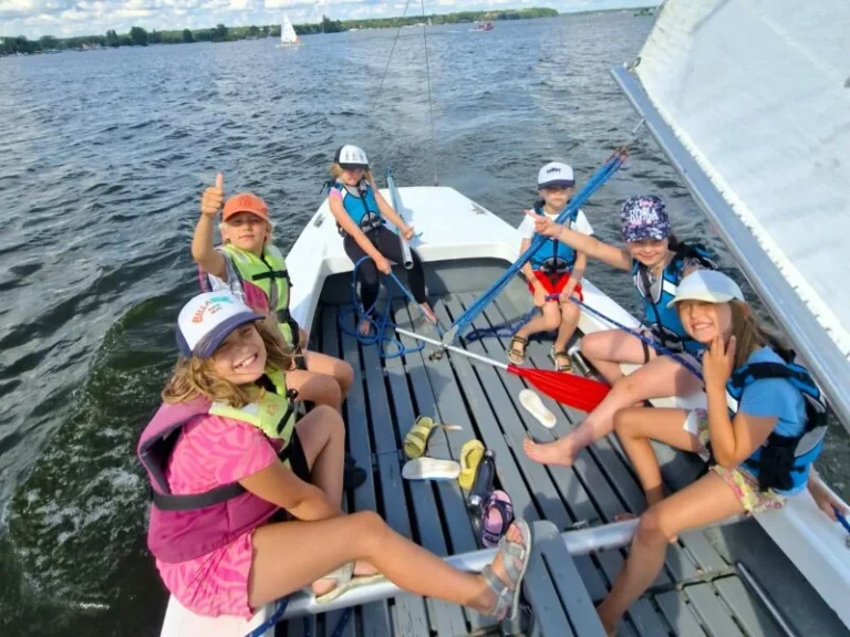dzieci na półkoloniach żeglarskich Optimist nad Zegrzem
