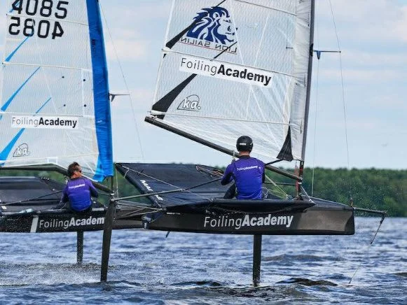 Żeglarze na kursie MOTH w foiling academy