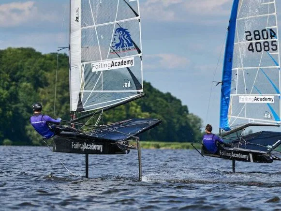 Żeglarze na kursie MOTH w foiling academy