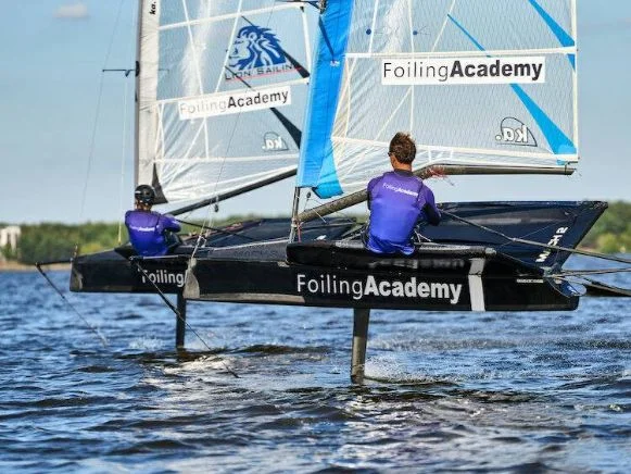 Żeglarze na kursie MOTH w foiling academy