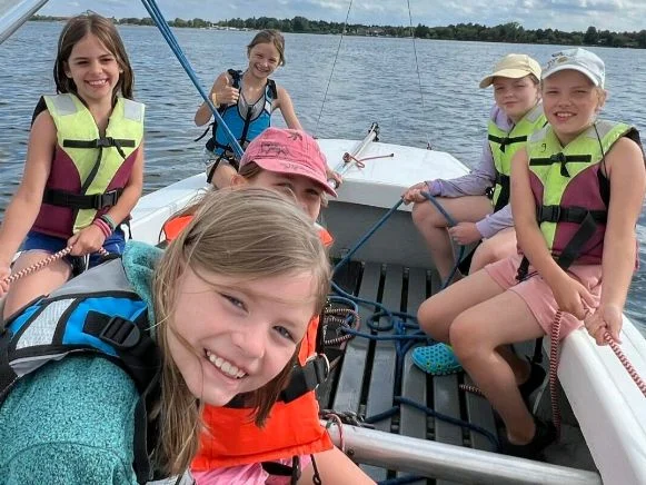 Dzieci na półkoloniach żeglarskich nad Zegrzem