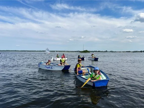 Dzieci na półkoloniach żeglarskich nad Zegrzem