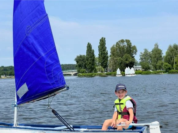 Dzieci na półkoloniach żeglarskich nad Zegrzem