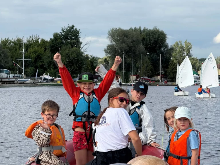 dzieci płyną motorówką na półkoloniach Lion Sailing