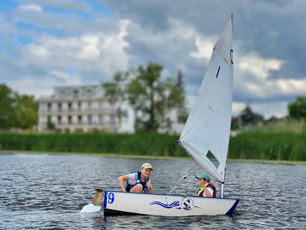 dzieci uczą się żeglowania na półkoloniach Lion Sailing