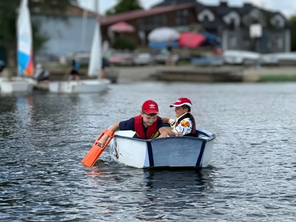 dzieci uczą się żeglowania na półkoloniach Lion Sailing