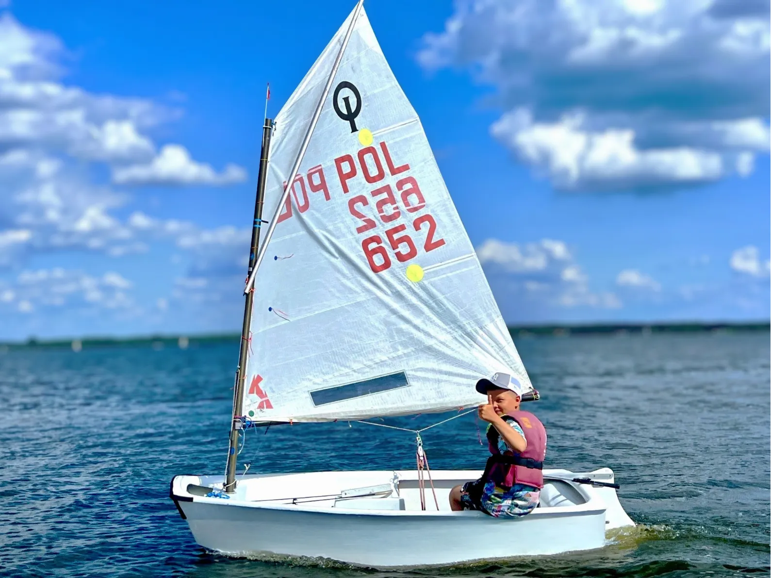 dzieci uczą się żeglowania na półkoloniach Lion Sailing