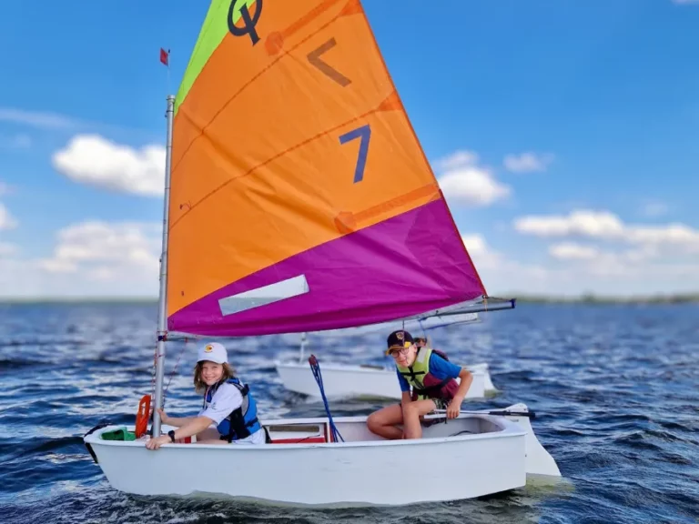 Dzieci uczą się samodzielnego żeglowania na półkoloniach Lion Sailing nad Zegrzem
