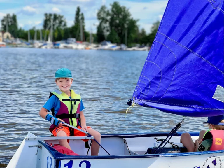 Dzieci uczą się samodzielnego żeglowania na półkoloniach Lion Sailing nad Zegrzem