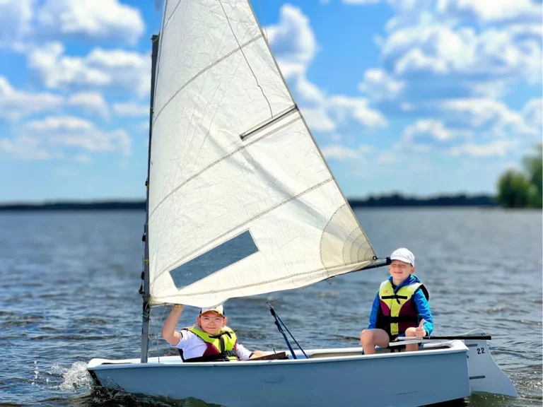 Dzieci uczą się samodzielnego żeglowania na półkoloniach Lion Sailing nad Zegrzem
