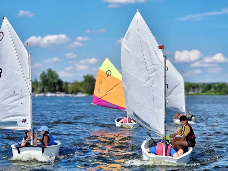 Dzieci uczą się samodzielnego żeglowania na półkoloniach Lion Sailing nad Zegrzem