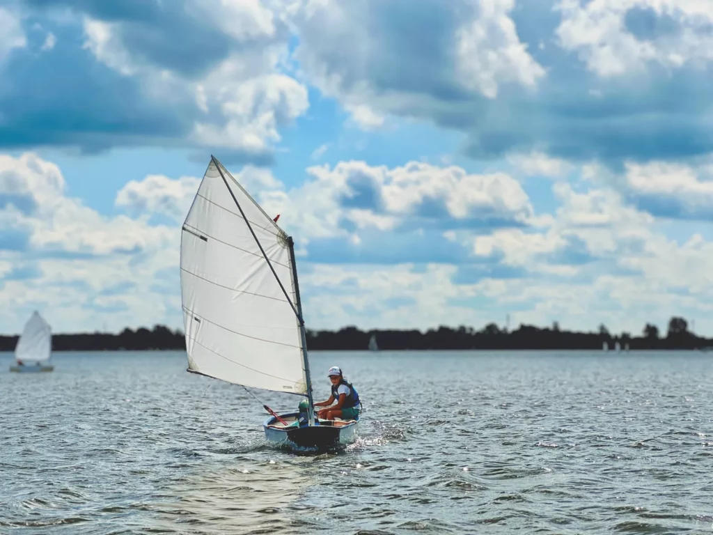 dzieci uczą się żeglowania na półkoloniach Lion Sailing